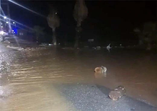 Καιρός-Λάρισα: Ρέμα παρέσυρε αυτοκίνητο